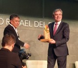 <div class=lightGallery-captions><p>Entrega de galardon al Dtor General</p><p>Entrega de galardon de la Cumbre Iberoamericana del Seguro al Dtor General</p><h4>Material cedido por 061 - FREMAP</h4><span></span></div>